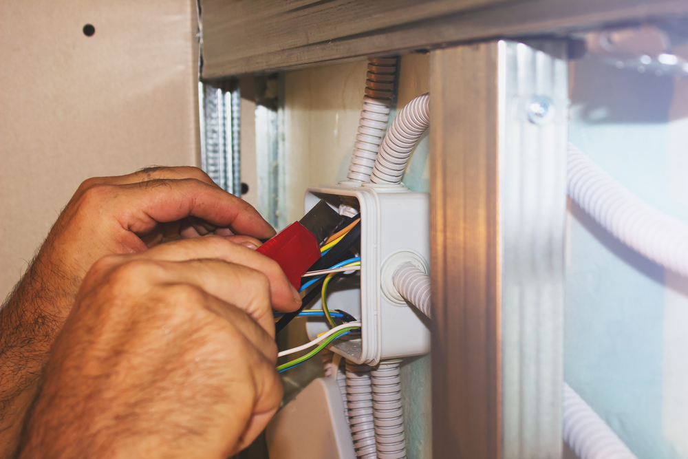 Elektryka w Domu: Innowacyjne Rozwiązania Zapewniające Bezpieczeństwo, Efektywność Energetyczną i Komfort w Codziennym Życiu Lokatorów Współczesnych Domów.